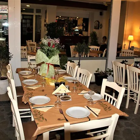 Corfu Nikki's מוראיטיקה