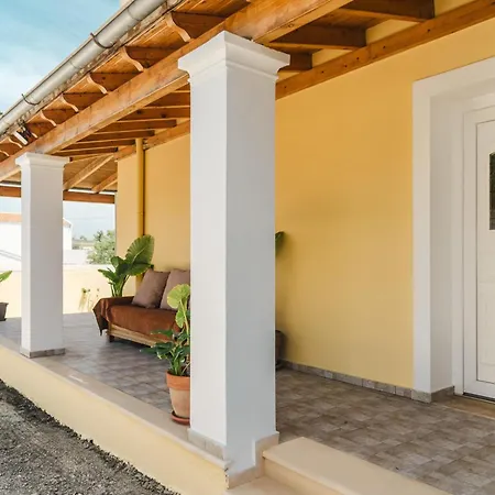 Corfu Nikki's מוראיטיקה